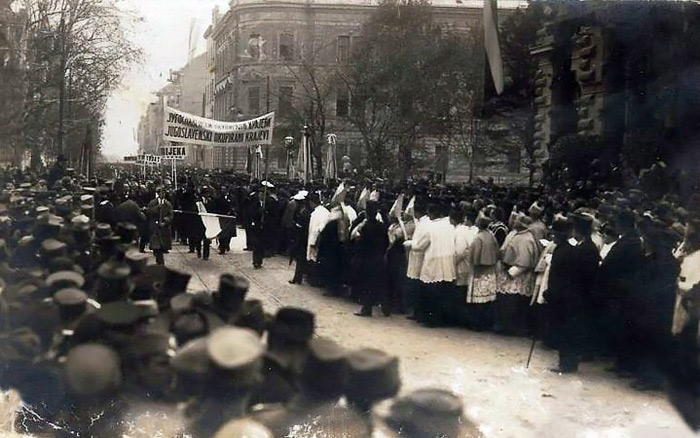 Demonstracije ispred palače JAZU 1920. godine povodom potpisivanja tzv. Rapalskog ugovora o razgraničenju Kraljevine Italije i Države SHS